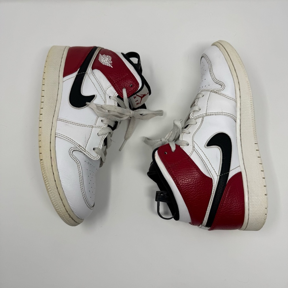 Size 6.5 Youth Nike Air Jordan 1 Mid white Chicago 554725-116 - Picture 5 of 14